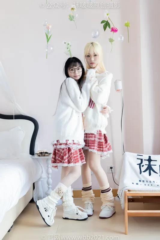 [BoBoSocks袜啵啵] NO.484 小甜豆甜甜圈-两双板鞋、油亮肉丝（脚尖透明款）、堆堆袜套、白棉袜、脚对脚 斗脚 手互相挠脚剧情（剧情版） - BoBoSocks袜啵啵